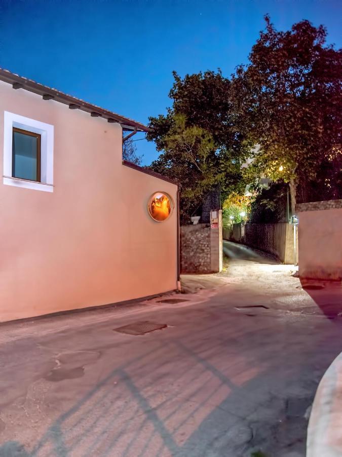 דירות ל'אקווילה A Casa Di Galdino E Vittorianna מראה חיצוני תמונה